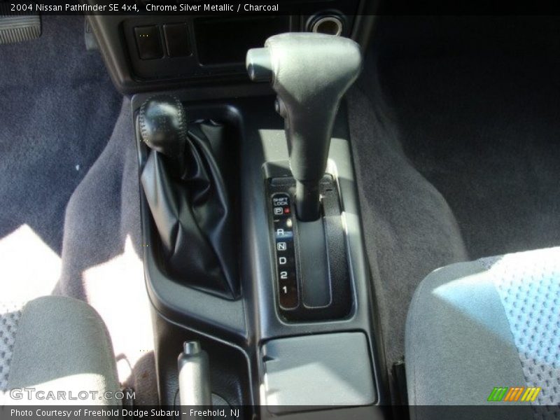 Chrome Silver Metallic / Charcoal 2004 Nissan Pathfinder SE 4x4
