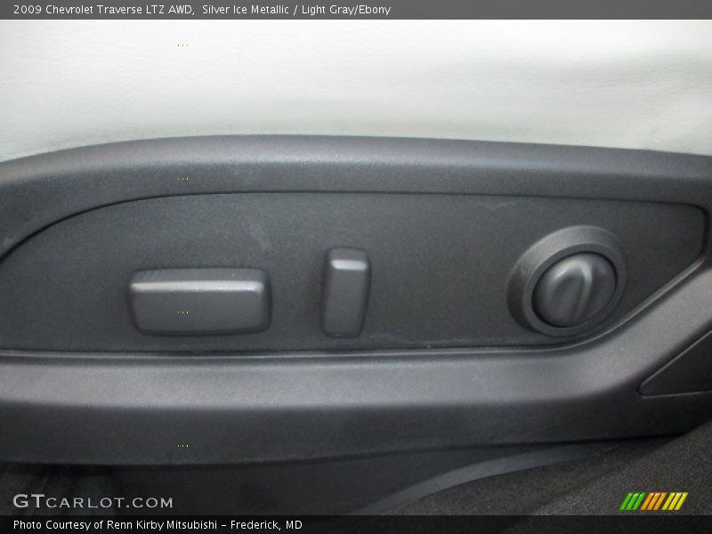 Silver Ice Metallic / Light Gray/Ebony 2009 Chevrolet Traverse LTZ AWD