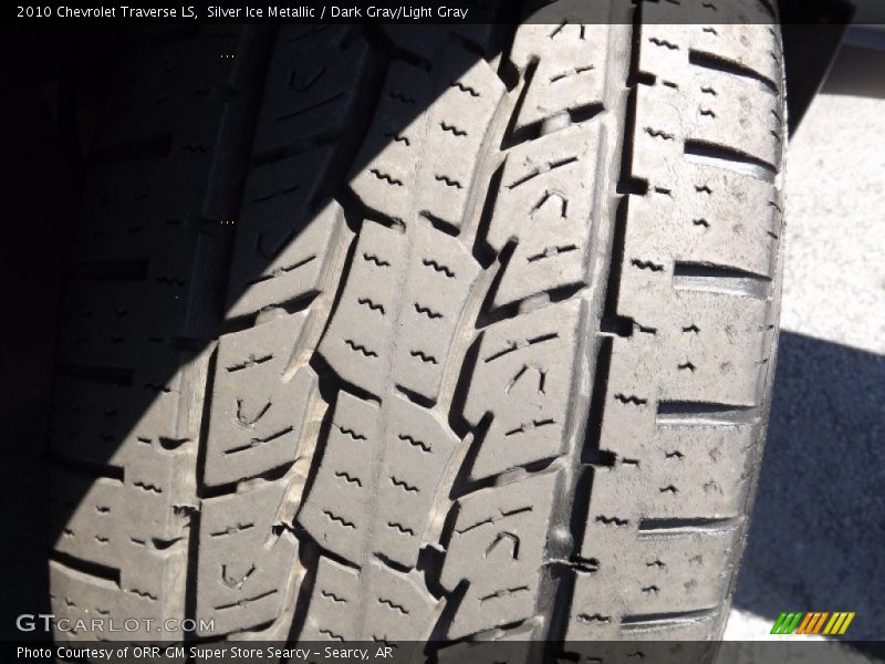 Silver Ice Metallic / Dark Gray/Light Gray 2010 Chevrolet Traverse LS