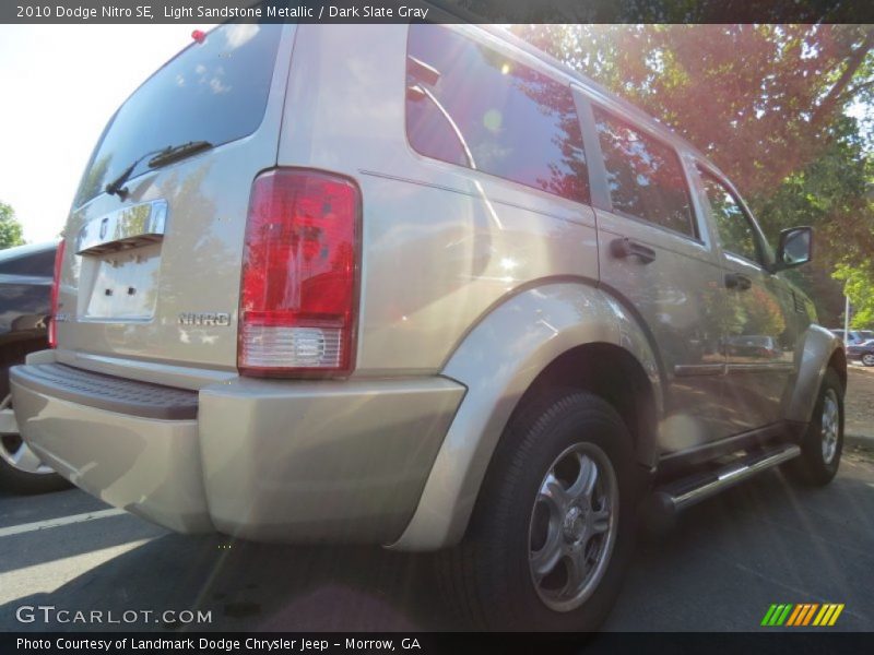 Light Sandstone Metallic / Dark Slate Gray 2010 Dodge Nitro SE