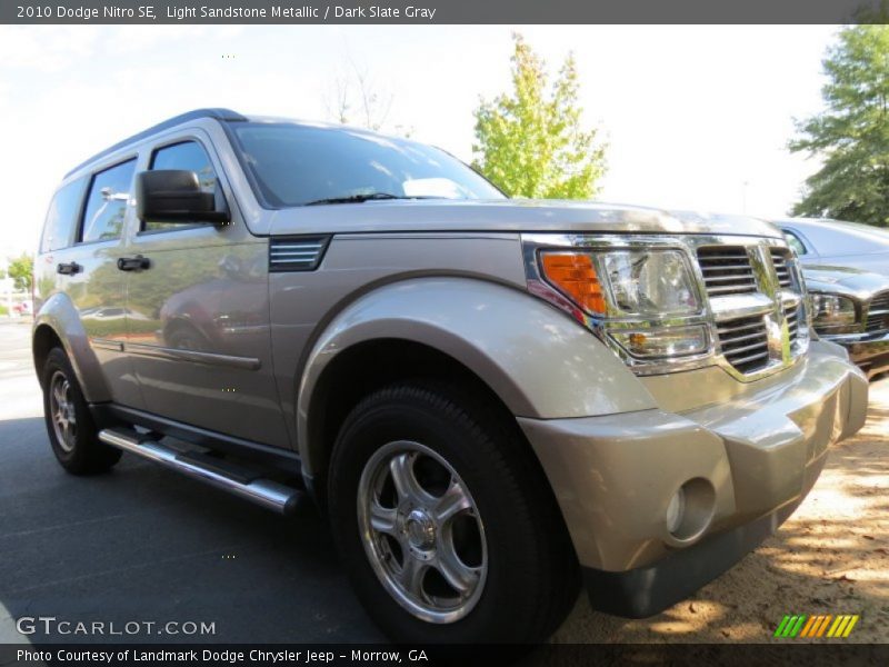 Light Sandstone Metallic / Dark Slate Gray 2010 Dodge Nitro SE