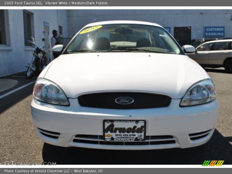 Vibrant White / Medium/Dark Pebble 2005 Ford Taurus SEL