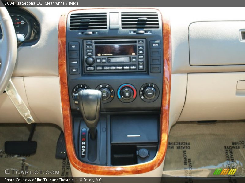Clear White / Beige 2004 Kia Sedona EX