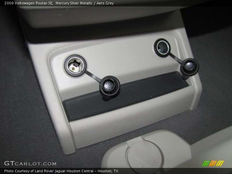 Mercury Sliver Metallic / Aero Grey 2009 Volkswagen Routan SE