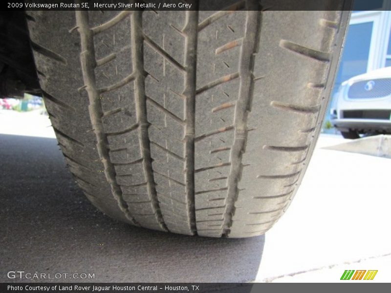 Mercury Sliver Metallic / Aero Grey 2009 Volkswagen Routan SE