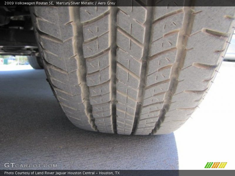Mercury Sliver Metallic / Aero Grey 2009 Volkswagen Routan SE