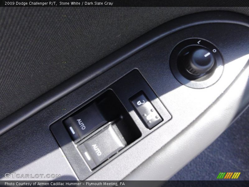 Stone White / Dark Slate Gray 2009 Dodge Challenger R/T