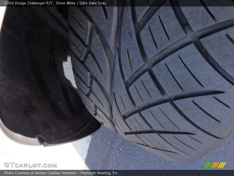 Stone White / Dark Slate Gray 2009 Dodge Challenger R/T