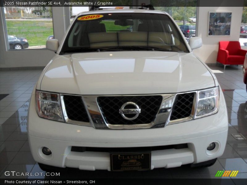 Avalanche White / Graphite 2005 Nissan Pathfinder SE 4x4