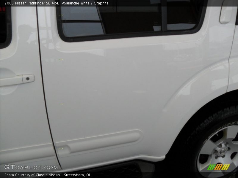 Avalanche White / Graphite 2005 Nissan Pathfinder SE 4x4