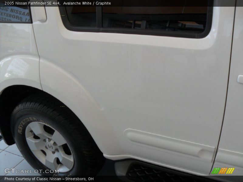 Avalanche White / Graphite 2005 Nissan Pathfinder SE 4x4
