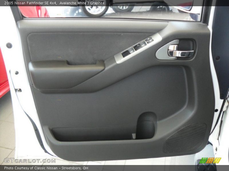 Avalanche White / Graphite 2005 Nissan Pathfinder SE 4x4