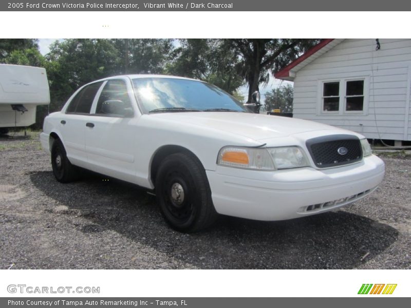 Vibrant White / Dark Charcoal 2005 Ford Crown Victoria Police Interceptor