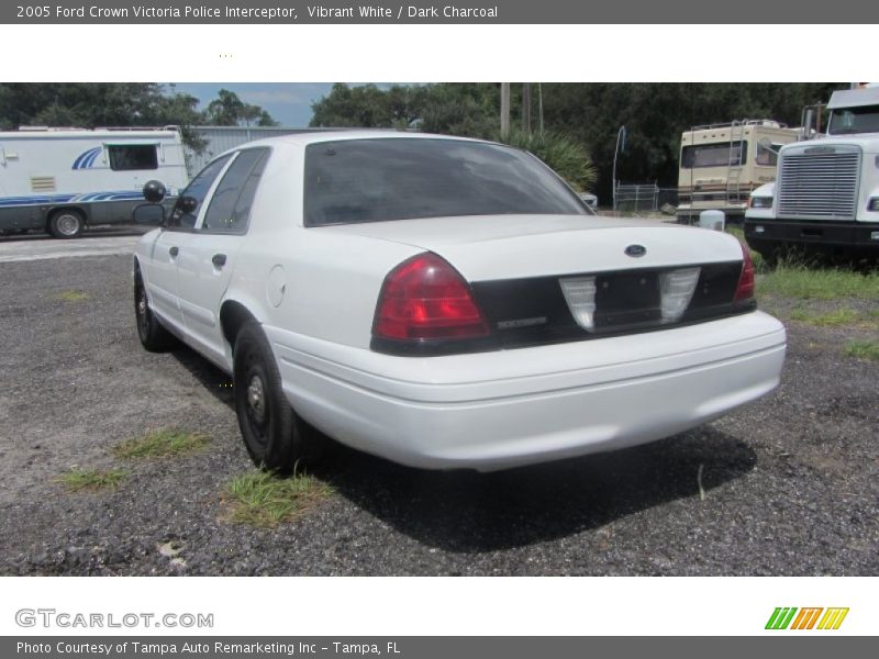 Vibrant White / Dark Charcoal 2005 Ford Crown Victoria Police Interceptor