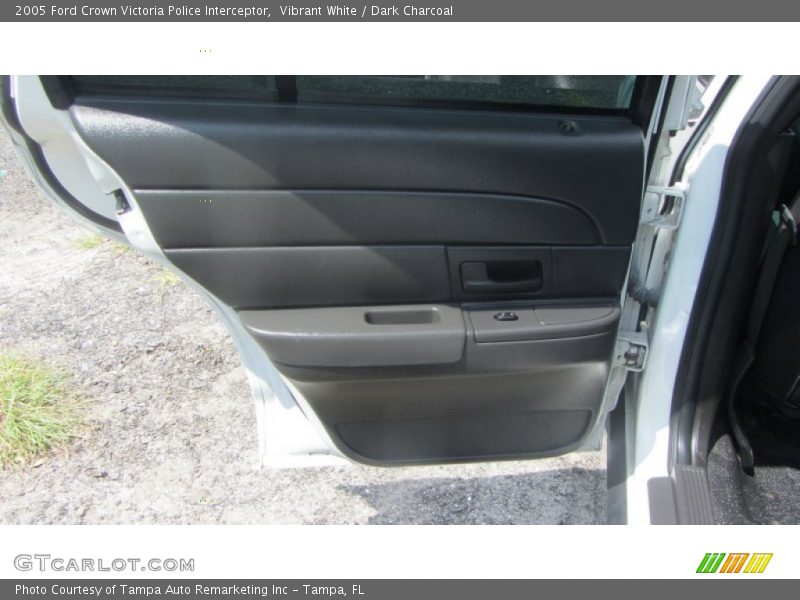 Vibrant White / Dark Charcoal 2005 Ford Crown Victoria Police Interceptor