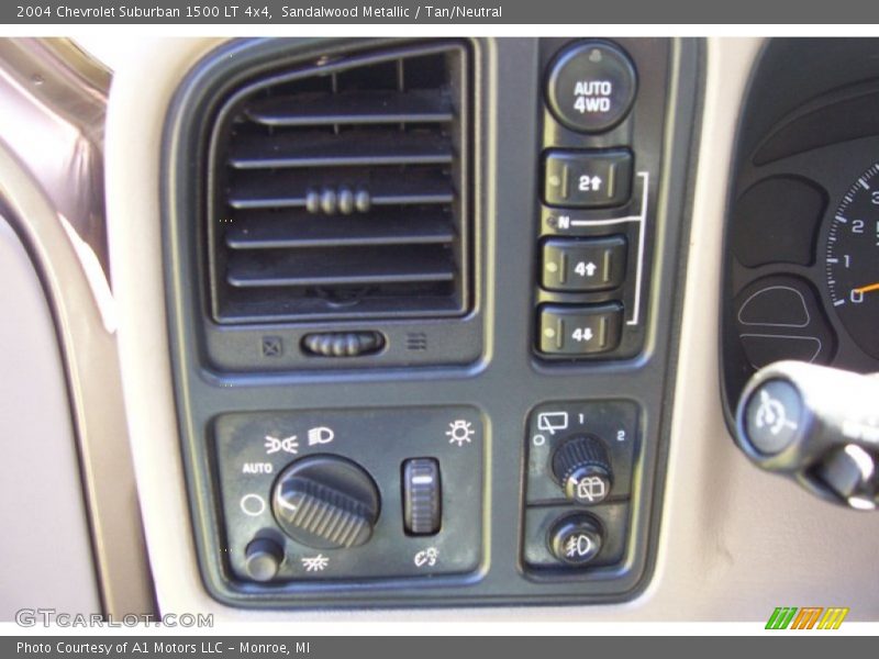 Sandalwood Metallic / Tan/Neutral 2004 Chevrolet Suburban 1500 LT 4x4