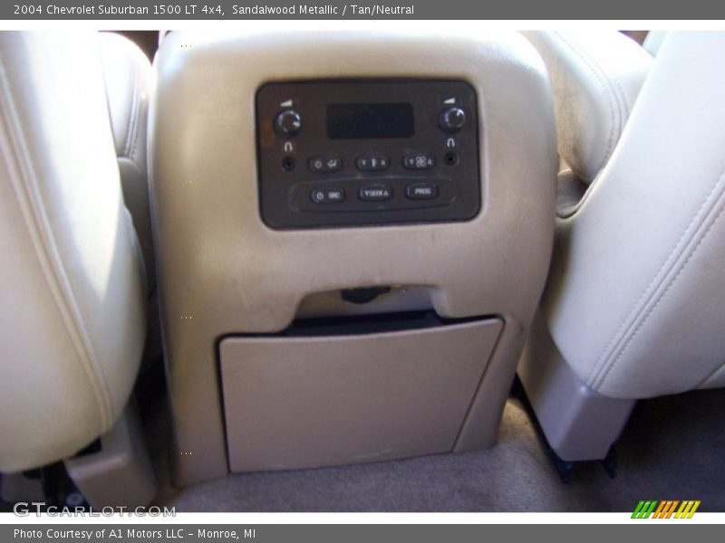 Sandalwood Metallic / Tan/Neutral 2004 Chevrolet Suburban 1500 LT 4x4