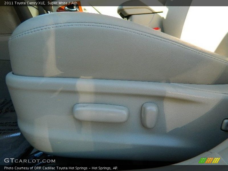 Super White / Ash 2011 Toyota Camry XLE