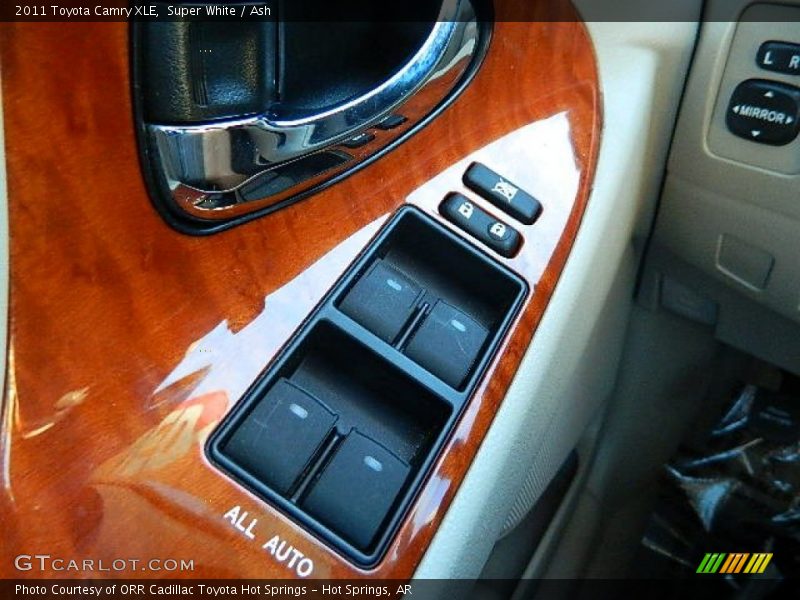 Super White / Ash 2011 Toyota Camry XLE
