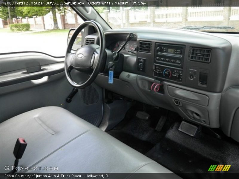 Oxford White / Medium Flint Grey 2003 Ford F250 Super Duty XL SuperCab 4x4