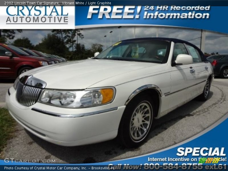 Vibrant White / Light Graphite 2002 Lincoln Town Car Signature