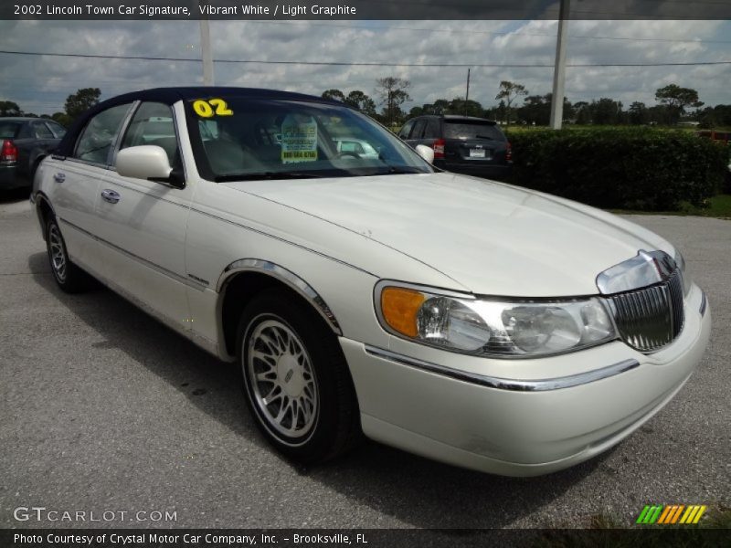 Vibrant White / Light Graphite 2002 Lincoln Town Car Signature