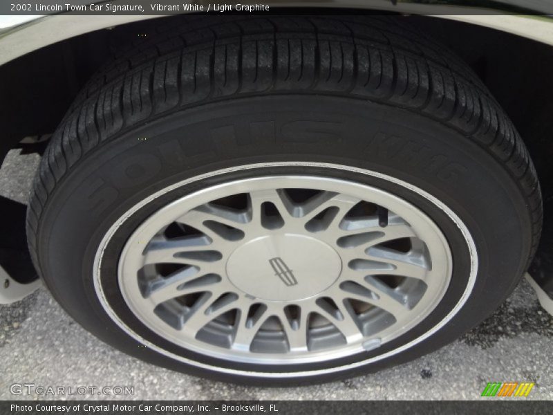 Vibrant White / Light Graphite 2002 Lincoln Town Car Signature