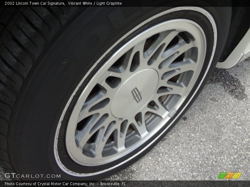 Vibrant White / Light Graphite 2002 Lincoln Town Car Signature