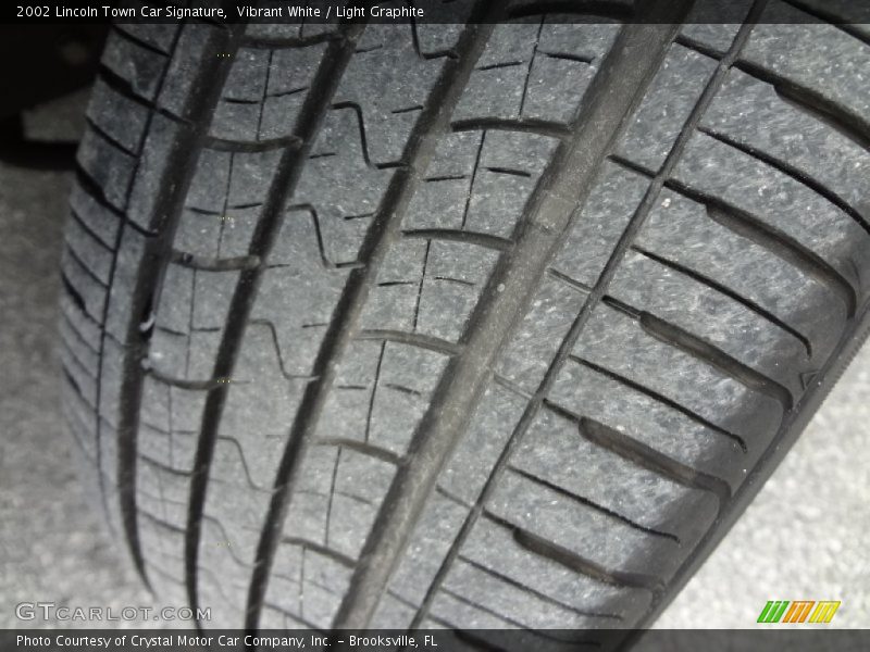 Vibrant White / Light Graphite 2002 Lincoln Town Car Signature