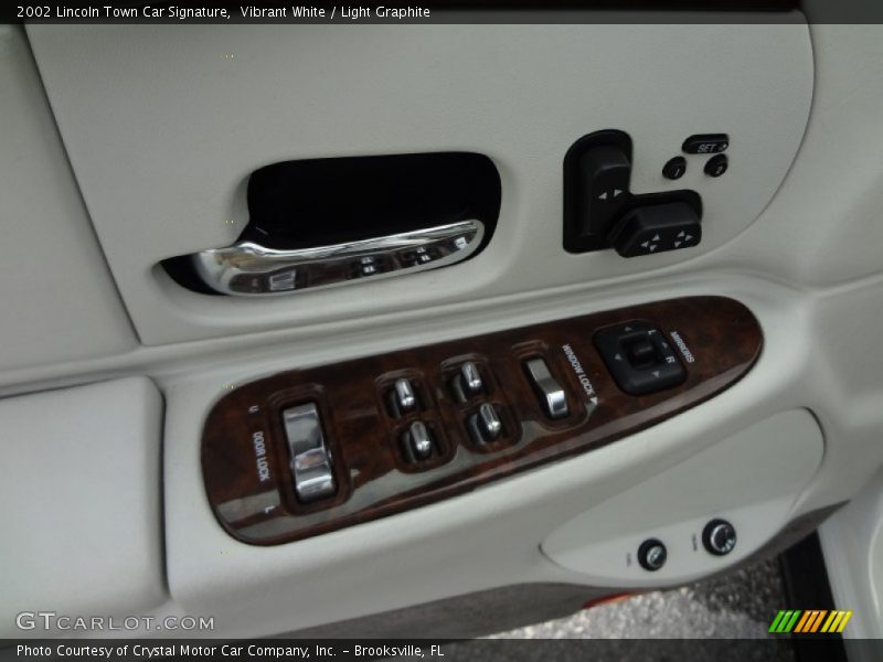 Vibrant White / Light Graphite 2002 Lincoln Town Car Signature