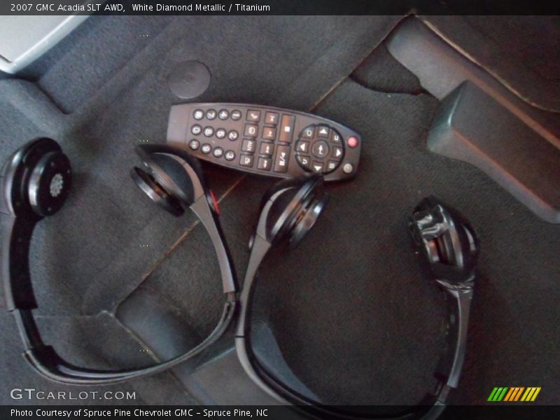 White Diamond Metallic / Titanium 2007 GMC Acadia SLT AWD