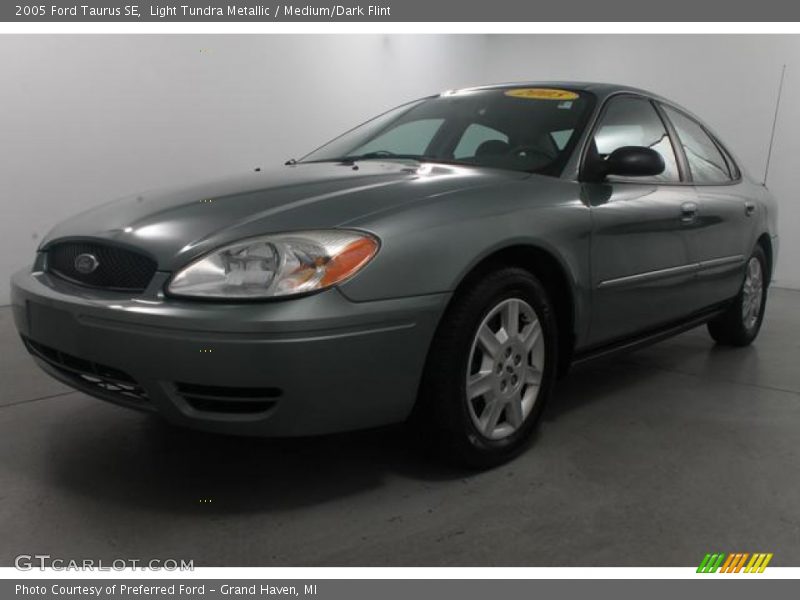 Light Tundra Metallic / Medium/Dark Flint 2005 Ford Taurus SE