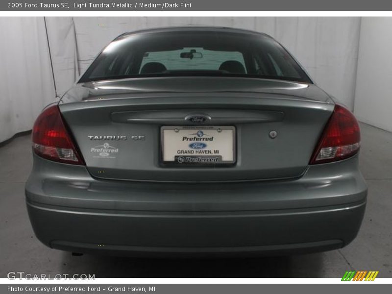 Light Tundra Metallic / Medium/Dark Flint 2005 Ford Taurus SE