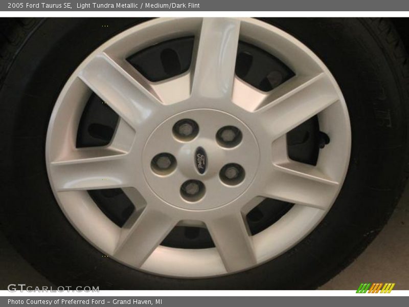 Light Tundra Metallic / Medium/Dark Flint 2005 Ford Taurus SE