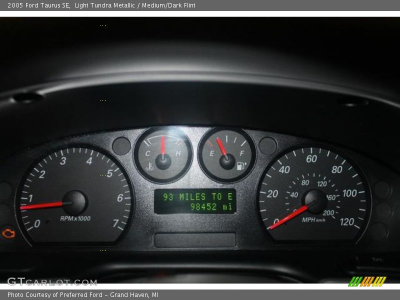 Light Tundra Metallic / Medium/Dark Flint 2005 Ford Taurus SE