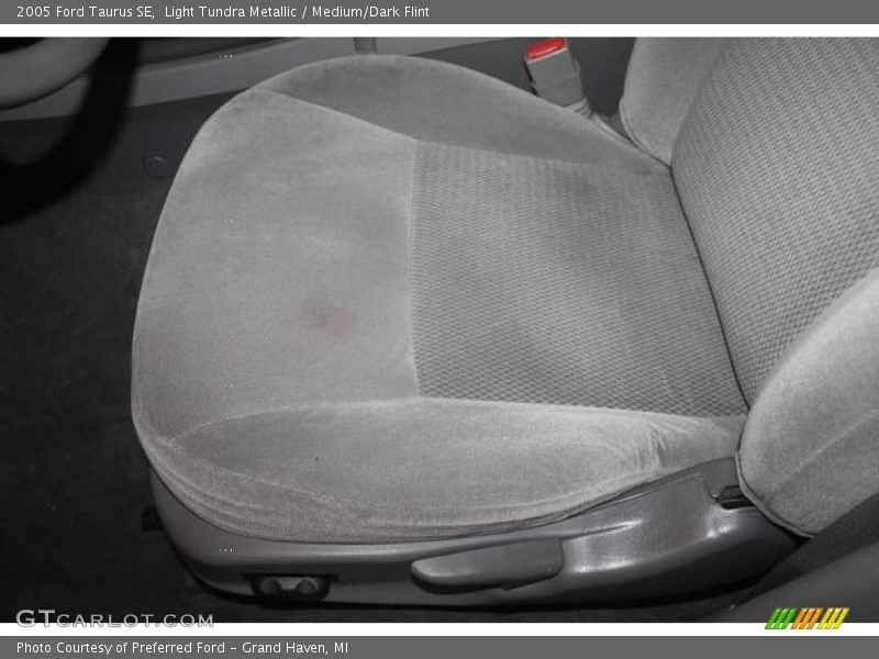 Light Tundra Metallic / Medium/Dark Flint 2005 Ford Taurus SE