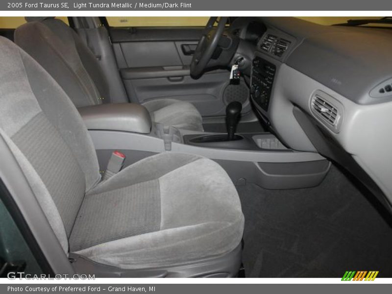 Light Tundra Metallic / Medium/Dark Flint 2005 Ford Taurus SE