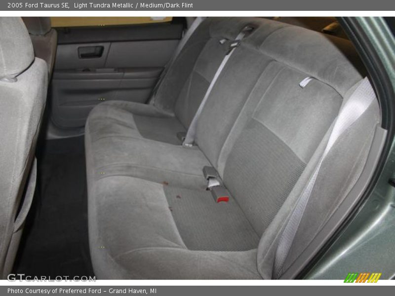 Light Tundra Metallic / Medium/Dark Flint 2005 Ford Taurus SE
