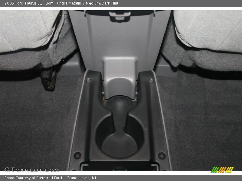 Light Tundra Metallic / Medium/Dark Flint 2005 Ford Taurus SE