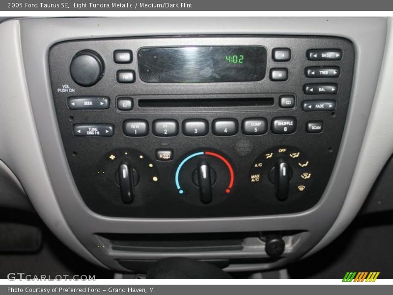 Light Tundra Metallic / Medium/Dark Flint 2005 Ford Taurus SE
