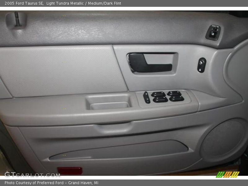 Light Tundra Metallic / Medium/Dark Flint 2005 Ford Taurus SE