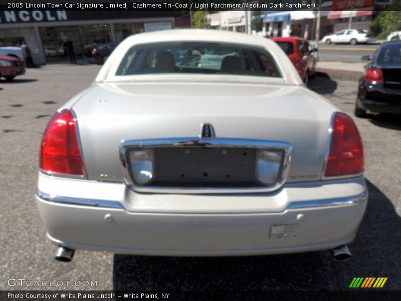 Cashmere Tri-Coat / Light Parchment/Medium Dark Parchment 2005 Lincoln Town Car Signature Limited