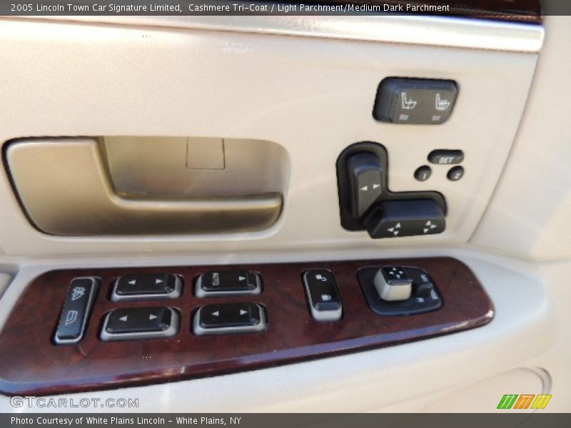Cashmere Tri-Coat / Light Parchment/Medium Dark Parchment 2005 Lincoln Town Car Signature Limited