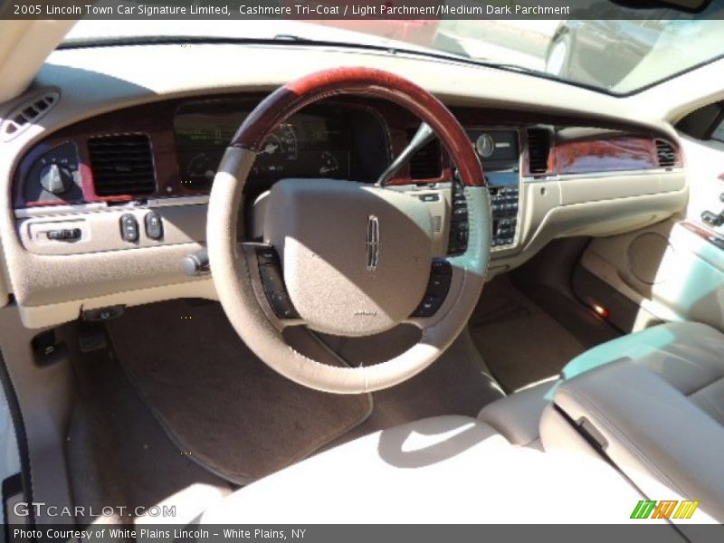 Dashboard of 2005 Town Car Signature Limited