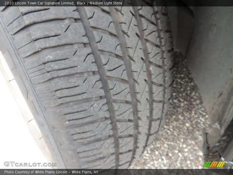 Black / Medium Light Stone 2010 Lincoln Town Car Signature Limited