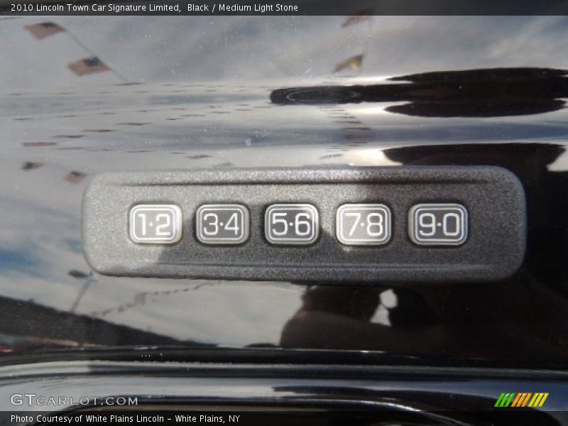 Black / Medium Light Stone 2010 Lincoln Town Car Signature Limited