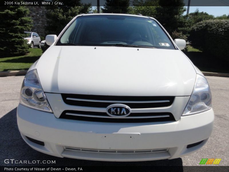 White / Gray 2006 Kia Sedona LX