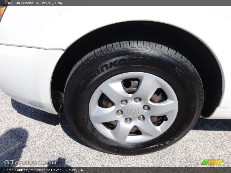 White / Gray 2006 Kia Sedona LX