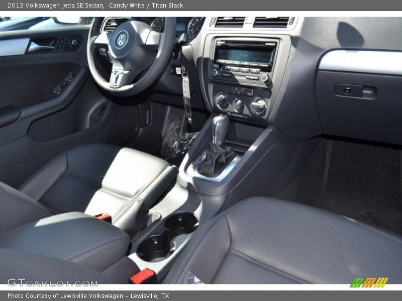 Candy White / Titan Black 2013 Volkswagen Jetta SE Sedan
