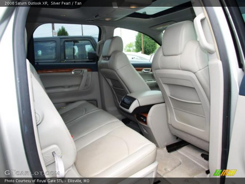 Silver Pearl / Tan 2008 Saturn Outlook XR